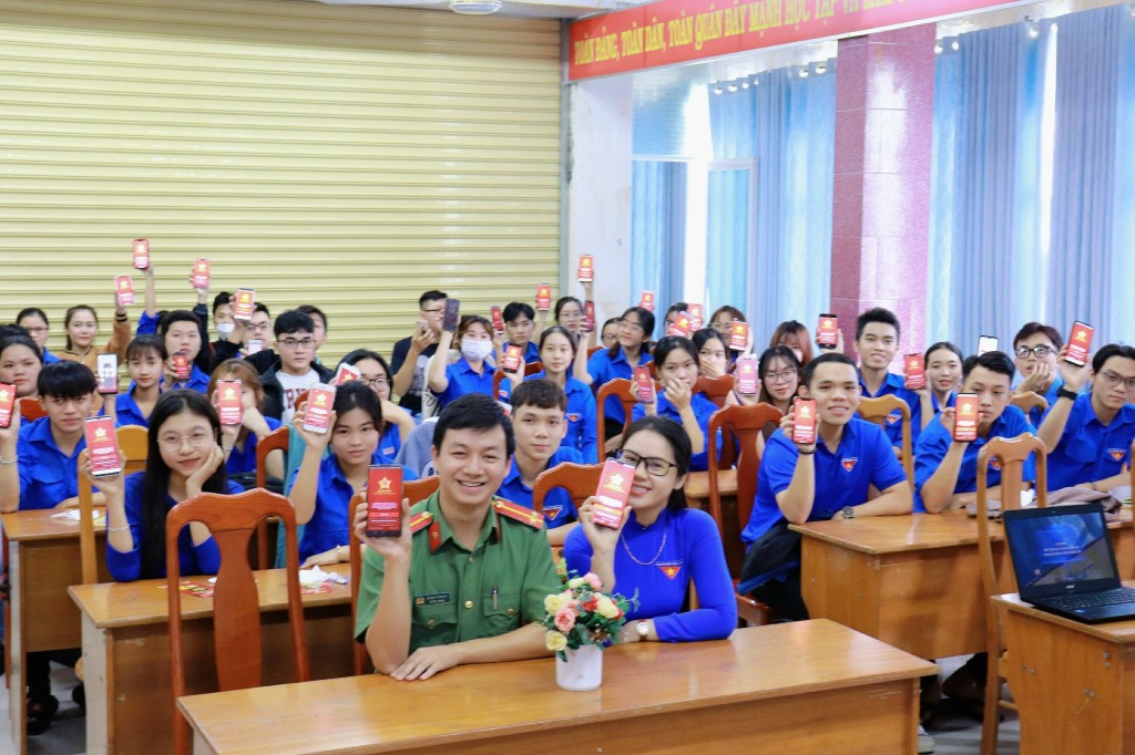 Công an tỉnh Khánh Hòa hướng dẫn kích hoạt định danh điện tử và cài ứng dụng VNeID cho các đoàn viên, thanh niên trên địa bàn tỉnh