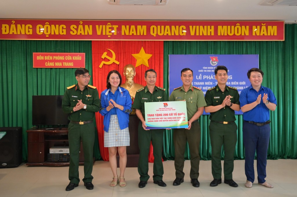 Đoàn thanh niên Công an tỉnh Khánh Hòa trao 200 lá cờ Tổ quốc cho Đồn Biên phòng Cửa khẩu Cảng Nha Trang để tổ chức trao tặng cho ngư dân
