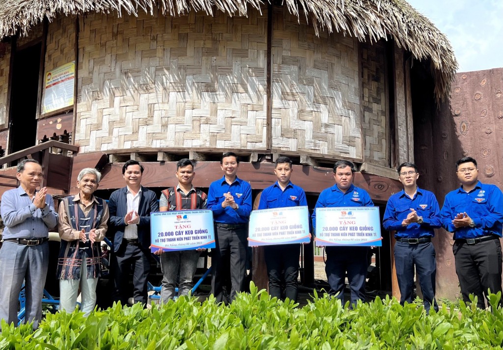 Hoạt động trao cây giống cho thanh niên phát triển kinh tế tại xã Hòa Phú, huyện Hòa Vang, TP Đà Nẵng.