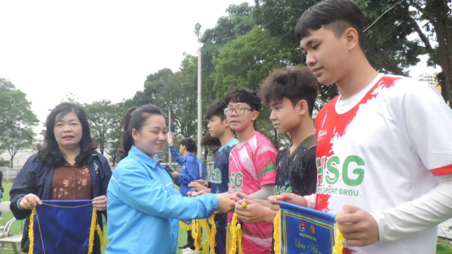 Bí thư Quận đoàn Hoàng Mai Nguyễn Quỳnh Trang trao tặng cờ lưu niệm đến các đội tham gia giải đấu 