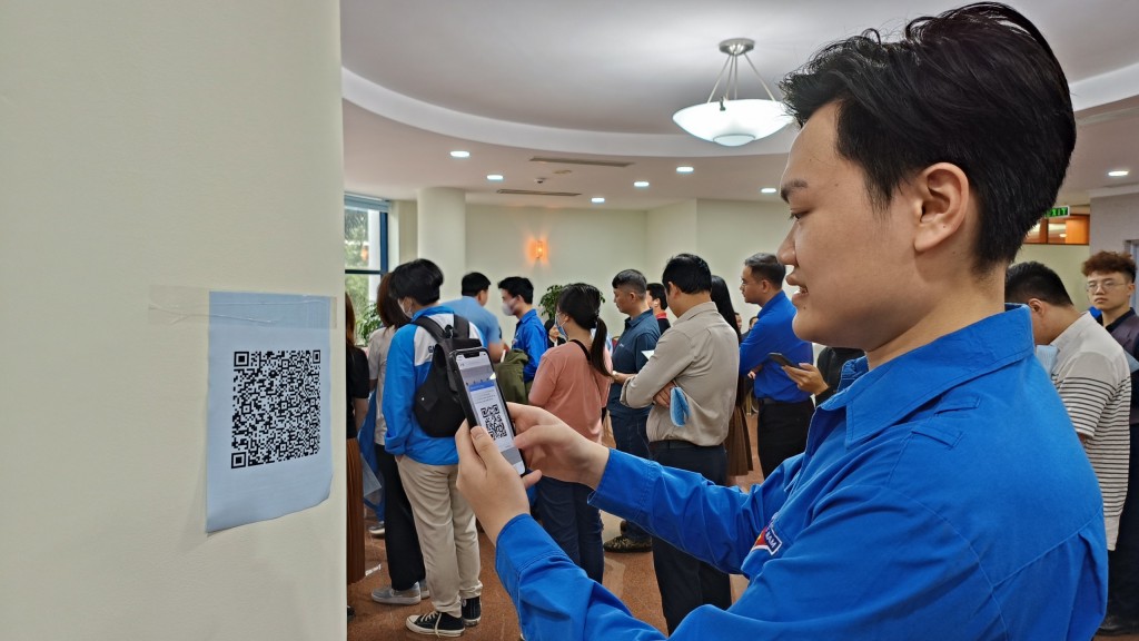 Thanh niên Cục Đăng kiểm Việt Nam quét QR để làm thủ tục hiến máu