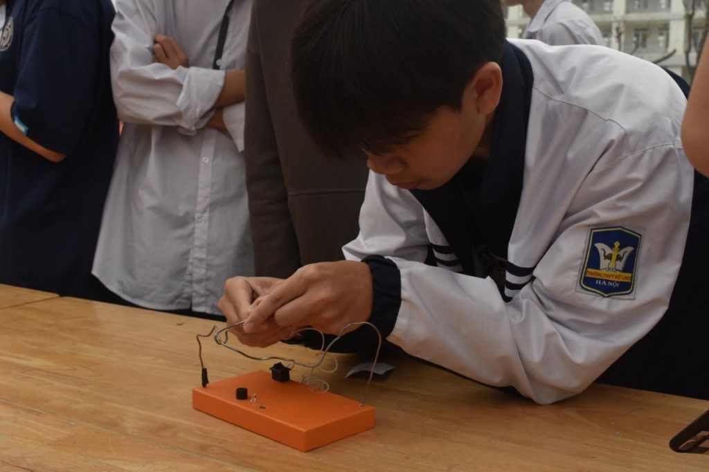 Trong khuôn khổ Ngày hội, đoàn viên, thanh niên, học sinh Trường THPT Mê Linh được tham gia các trò chơi theo từng nội dung chủ đề. Trong đó, các trò chơi thuộc lĩnh vực vật lý cuốn hút ngay từ tên gọi như: “Mạch điện khó tính”, “quả trứng thần kỳ”, “Trời tính hay quán tính”;... Nhóm các trò chơi rèn luyện sức khỏe được các em tham gia đông đảo như: Ném bóng, romantic balloon; plank; nhảy sạp;... Trong khuôn khổ Ngày hội, đoàn viên, thanh niên, học sinh Trường THPT Mê Linh được tham gia các trò chơi theo từng nội dung chủ đề. Trong đó, các trò chơi thuộc lĩnh vực vật lý cuốn hút ngay từ tên gọi như: “Mạch điện khó tính”, “quả trứng thần kỳ”, “Trời tính hay quán tính”;... Nhóm các trò chơi rèn luyện sức khỏe được các em tham gia đông đảo như: Ném bóng, romantic balloon; plank; nhảy sạp;...
