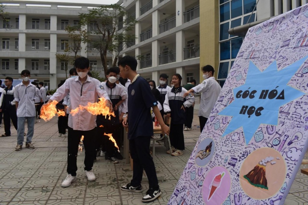 Nhóm trò chơi đấu trí, đòi hỏi sự kiên trì cũng thu hút quan tâm của khá nhiều học sinh như: Lật chai, xâu vòng, cờ tướng, cờ vua; giải đố mê cung;... Tham gia vào “Góc hóa học” các em được thực hành thí nghiệm thử cảm giác lửa cháy trên tay hoặc tham gia trải nghiệm làm kem. Ngày hội còn có trò chơi dân gian (chơi ô ăn quan) khá thú vị. Nhóm trò chơi đấu trí, đòi hỏi sự kiên trì cũng thu hút quan tâm của khá nhiều học sinh như: Lật chai, xâu vòng, cờ tướng, cờ vua; giải đố mê cung;... Tham gia vào “Góc hóa học” các em được thực hành thí nghiệm thử cảm giác lửa cháy trên tay hoặc tham gia trải nghiệm làm kem. Ngày hội còn có trò chơi dân gian (chơi ô ăn quan) khá thú vị.