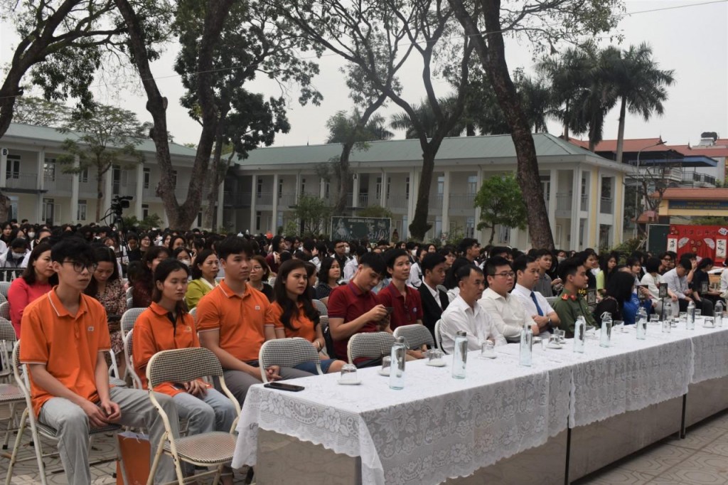 Tham dự có Bí thư Huyện đoàn Mê Linh Đỗ Hoàng Việt; đại diện Ban Chấp hành Đoàn thanh niên Công an Huyện; Đoàn thanh niên xã Đại Thịnh, xã Mê Linh. Cùng tham dự có Ban Giám hiệu, cán bộ, giáo viên, nhân viên và toàn thể học sinh Trường THPT Mê Linh.