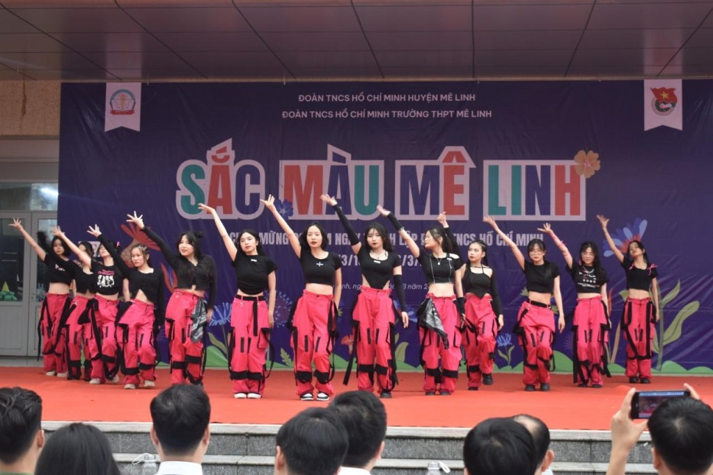 Đoàn Trường có hàng chục đội nhóm, CLB thuộc lĩnh vực văn hóa, thể thao và học thuật như: CLB guitar, CLB Nhảy, CLB Múa, CLB Street word out, CLB cầu lông, CLB bóng đá, CLB bóng rổ; CLB Tiếng Anh, CLB Olympia, CLB Toán, CLB Vật Lý, CLB Hóa Học,… thu hút đông đảo đoàn viên, thanh niên, học sinh tham gia. Đoàn Trường có hàng chục đội nhóm, CLB thuộc lĩnh vực văn hóa, thể thao và học thuật như: CLB guitar, CLB Nhảy, CLB Múa, CLB Street word out, CLB cầu lông, CLB bóng đá, CLB bóng rổ; CLB Tiếng Anh, CLB Olympia, CLB Toán, CLB Vật Lý, CLB Hóa Học,… thu hút đông đảo đoàn viên, thanh niên, học sinh tham gia.