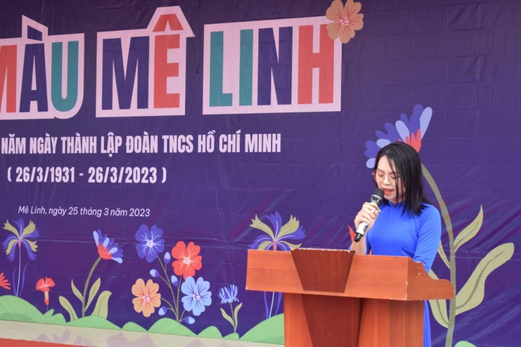 Phát biểu khai mạc Ngày hội, Bí thư Đoàn Trường THPT Mê Linh Nguyễn Thị Tâm cho biết: Nhằm phát triển năng lực, phẩm chất và kĩ năng sống cho học sinh, thời gian qua, được sự quan tâm của Ban Giám hiệu nhà trường, Ban Chấp hành Đoàn Trường THPT Mê Linh đã khuyến khích, tạo điều kiện thành lập nhiều đội nhóm, câu lạc bộ (CLB) nhằm đáp ứng nhu cầu, nguyện vọng, tâm lí lứa tuổi của học sinh. Phát biểu khai mạc Ngày hội, Bí thư Đoàn Trường THPT Mê Linh Nguyễn Thị Tâm cho biết: Nhằm phát triển năng lực, phẩm chất và kĩ năng sống cho học sinh, thời gian qua, được sự quan tâm của Ban Giám hiệu nhà trường, Ban Chấp hành Đoàn Trường THPT Mê Linh đã khuyến khích, tạo điều kiện thành lập nhiều đội nhóm, câu lạc bộ (CLB) nhằm đáp ứng nhu cầu, nguyện vọng, tâm lí lứa tuổi của học sinh.