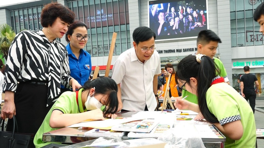 Các em thiếu nhi tham gia vẽ tranh 