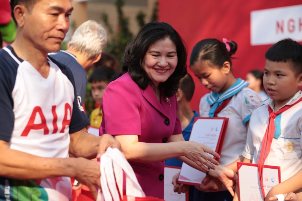 Bà Nguyễn Thị Hà - Thứ trưởng bộ LĐTBXH, Ủy viên thường trực hội đồng bảo trợ quỹ BTTEVN trao quà tới các em học sinh