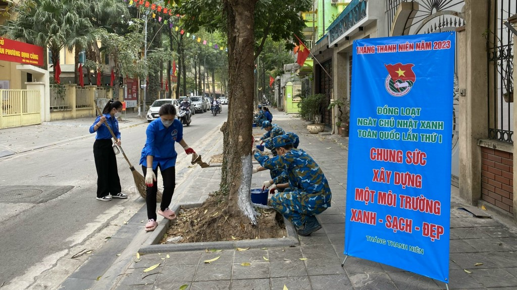 Thanh niên phường Định Công quét vôi, vệ sinh đường phố trên địa bàn
