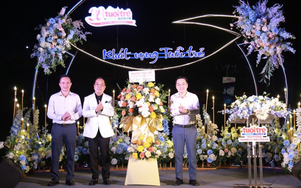 Đồng chí Nguyễn Tuấn Anh - Phó trưởng ban Công tác đại Biểu (Ủy ban Thường vụ Quốc hội), Phó Chánh Văn phòng Đảng đoàn Quốc hội chúc mừng báo Tuổi trẻ Thủ đô Đồng chí Nguyễn Tuấn Anh - Phó trưởng ban Công tác đại Biểu (Ủy ban Thường vụ Quốc hội), Phó Chánh Văn phòng Đảng đoàn Quốc hội chúc mừng báo Tuổi trẻ Thủ đô