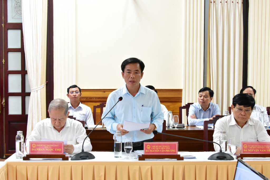 Chủ tịch UBND tỉnh Nguyễn Văn Phương báo cáo về tình hình kinh tế - xã hội