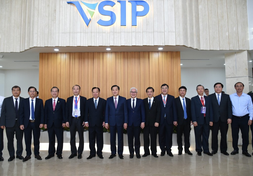 Phó Thủ tướng Lê Minh Khái cùng các đại biểu thăm khu công nghiệp VISIP. Ảnh VGP/Trần Mạnh