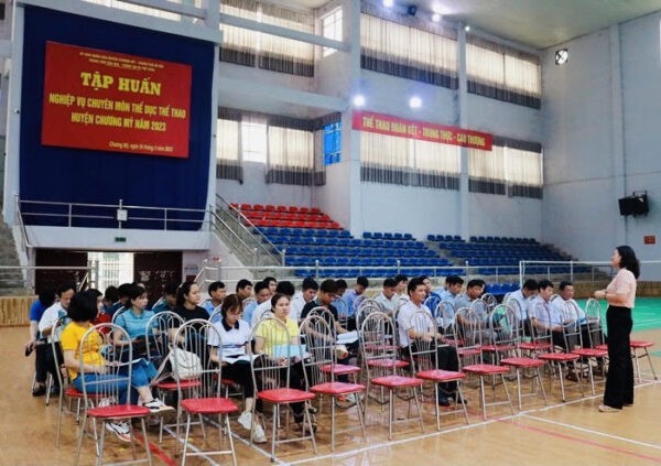 Giảng viên Mai Thị Ngoãn truyền đạt tới học viên chuyên đề “Phương pháp tổ chức thi đấu và trọng tài Cầu lông”