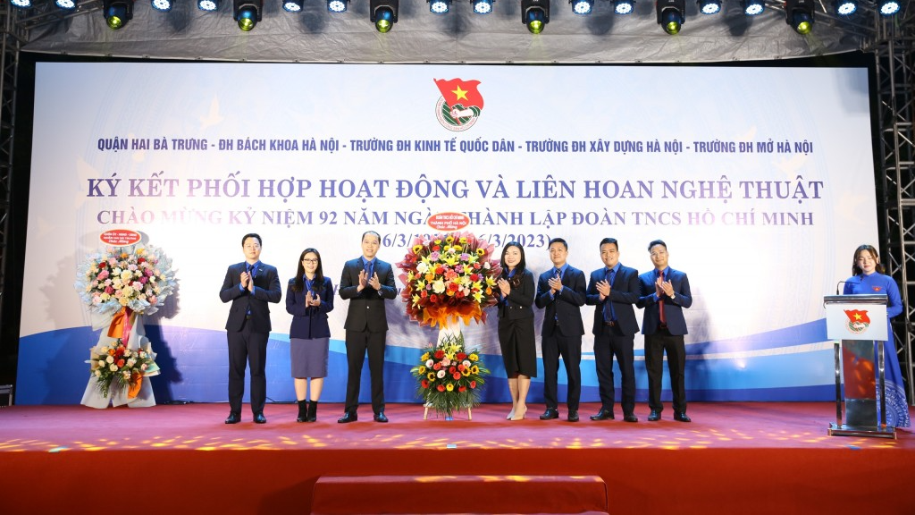 Phó Bí thư Thành đoàn Hà Nội Nguyễn Tiến Hưng tặng hoa chúc mừng các đơn vị 
