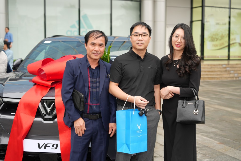 VinFast chính thức bàn giao xe VF 9 tới tay khách hàng