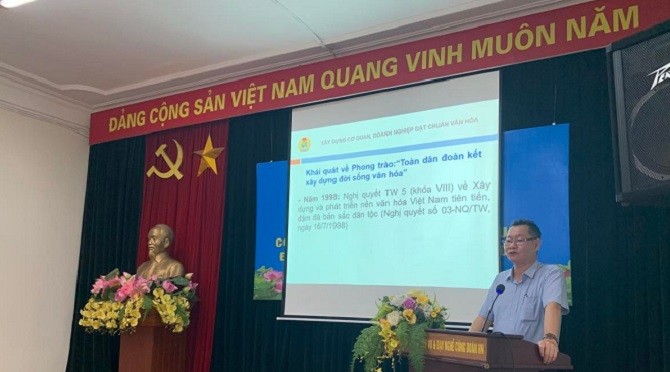 Ông Hà Đông, Trưởng Ban Tuyên giáo, Liên đoàn lao động thành phố chia sẻ một số nội dung cần thiết tại lớp tập huấn.