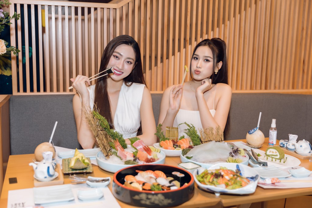 Hoa hậu Lương Thùy Linh và Đỗ Thị Hà thưởng thức văn hóa ẩm thực Nhật Bản tại Hà Nội