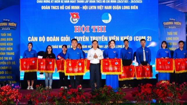 Các đơn vị nhận cờ lưu niệm tại hội thi 