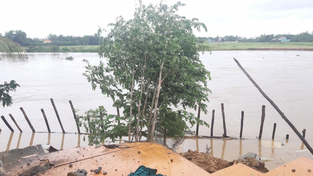 Đập tạm ngăn mặn trên sông Vĩnh Điện bị cuốn trôi mỗi khi nước lớn (Ảnh: V.Q)