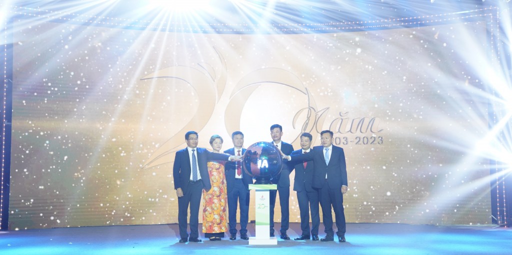 Lãnh đạo PVFCCo thực hiện nghi thức Kỷ niệm 20 năm Cho mùa bội thu