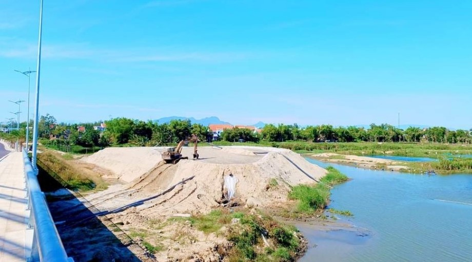 Nạo vét cát tại sông Cổ Cò qua thị xã Điện Bàn và TP Hội An, tỉnh Quảng Nam (Ảnh: V.Q)