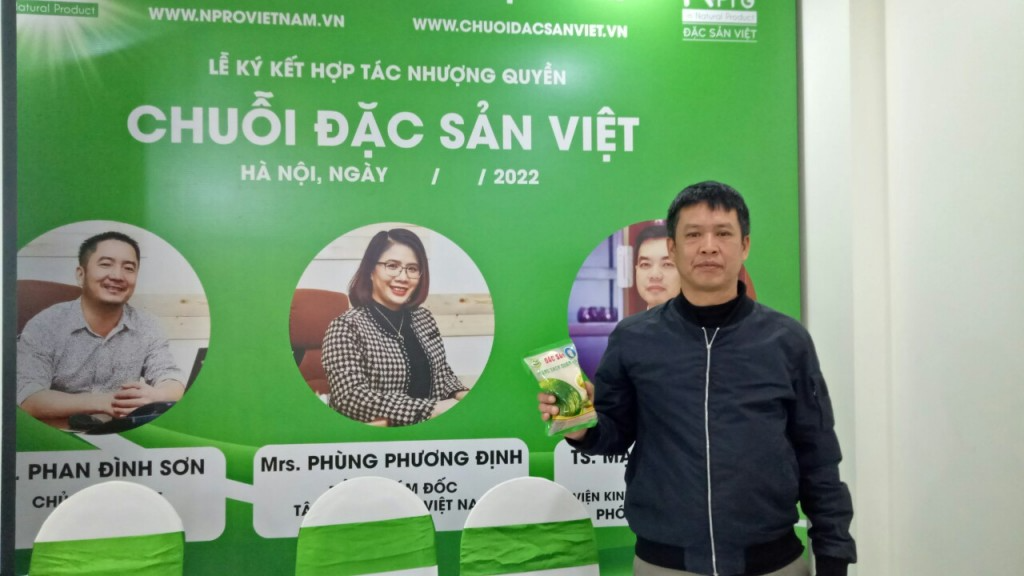 Anh Nguyễn Xuân Quân với đặc sản măng sạch 