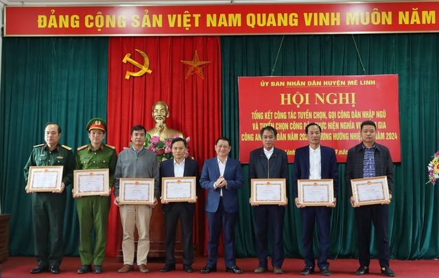 Chủ tịch UBND huyện Mê Linh Hoàng Anh Tuấn trao Giấy khen cho các tập thể, cá nhân.