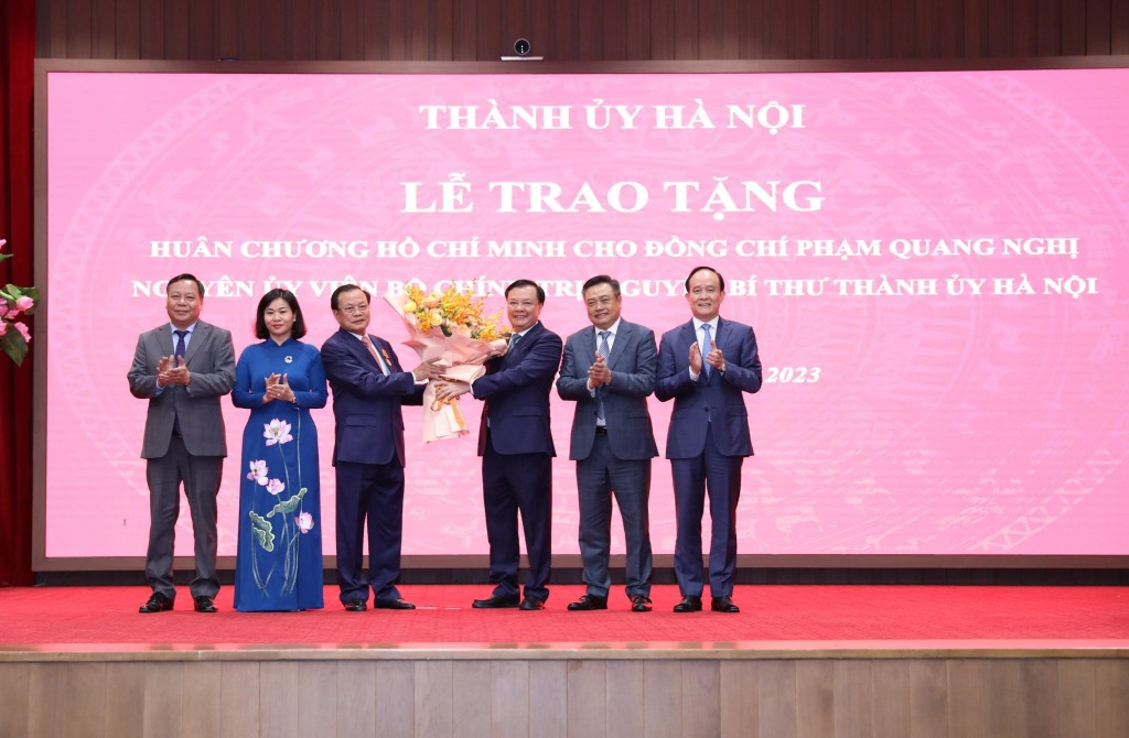 Trao tặng Huân chương Hồ Chí Minh cho nguyên Bí thư Thành ủy Hà Nội Phạm Quang Nghị