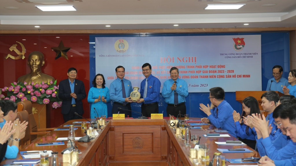 Bí thư Trung ương Đoàn Bùi Quang Huy trao tặng quà lưu niệm đến lãnh đạo Tổng Liên đoàn Lao động Việt Nam 