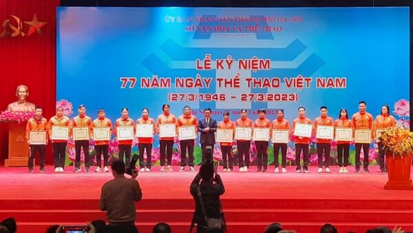 BTC trao Trao Bằng khen của UBND thành phố cho các vận động viên của Trung tâm Huấn luyện và thi đấu thể dục - thể thao Hà Nội