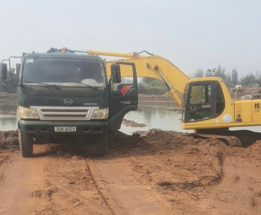 Phương tiện là máy múc, xe ô tô tải các đối tượng dùng để đào cắp đất chở đi bán. Ảnh: Công an tỉnh Thái Bình