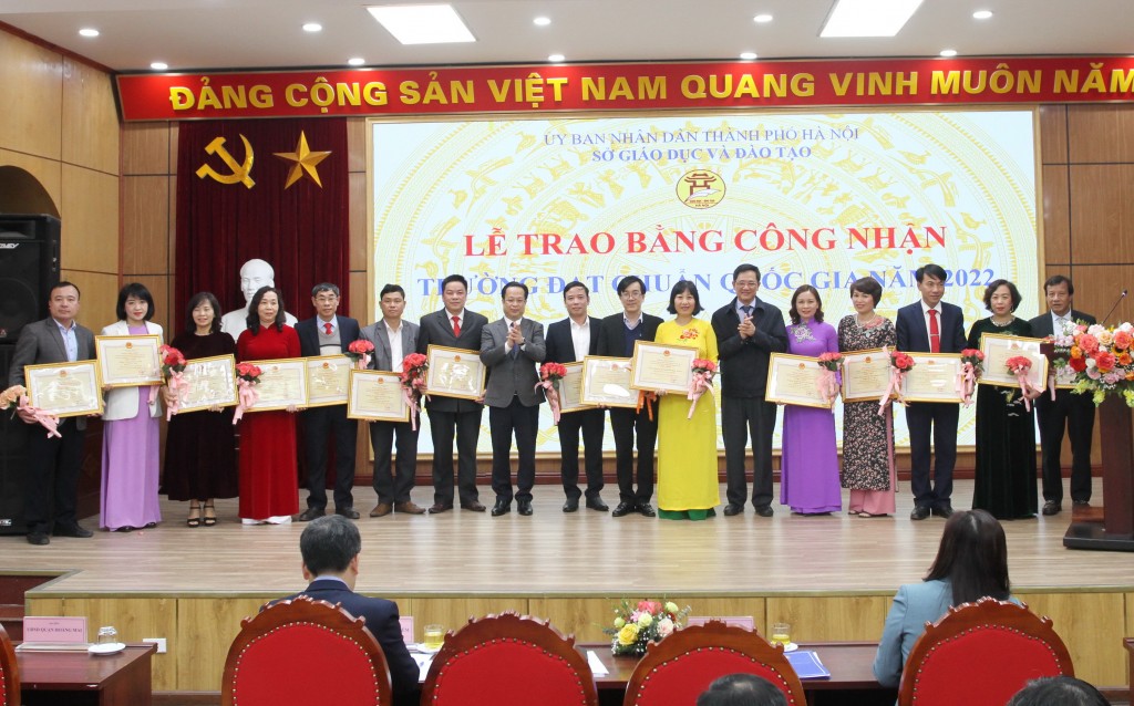 Giám đốc Sở GD&ĐT Hà Nội Trần Thế Cương cùng Phó Giám đốc Sở GD&ĐT Phạm Xuân Tiến trao Bằng công nhận trường đạt chuẩn quốc gia năm 2022 cho các đơn vị cấp trung học cơ sở và cấp trung học phổ thông