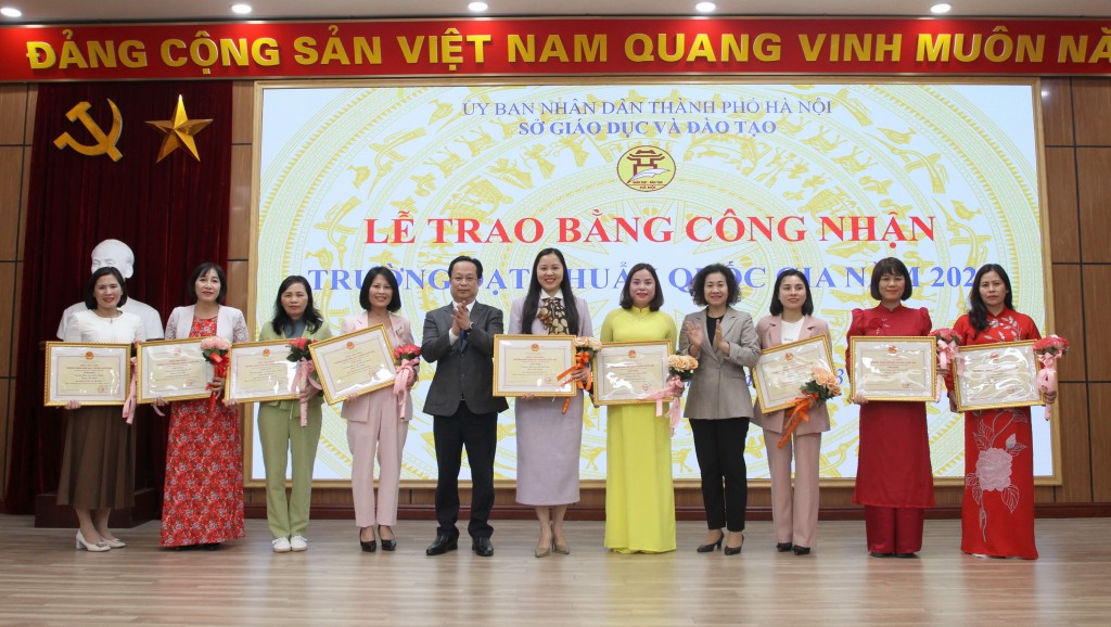 Giám đốc Sở GD&ĐT Hà Nội Trần Thế Cương cùng Chủ tịch Công đoàn Ngành Trần Thị Thu Hà trao Bằng công nhận trường đạt chuẩn quốc gia năm 2022 cho các đơn vị cấp mầm non