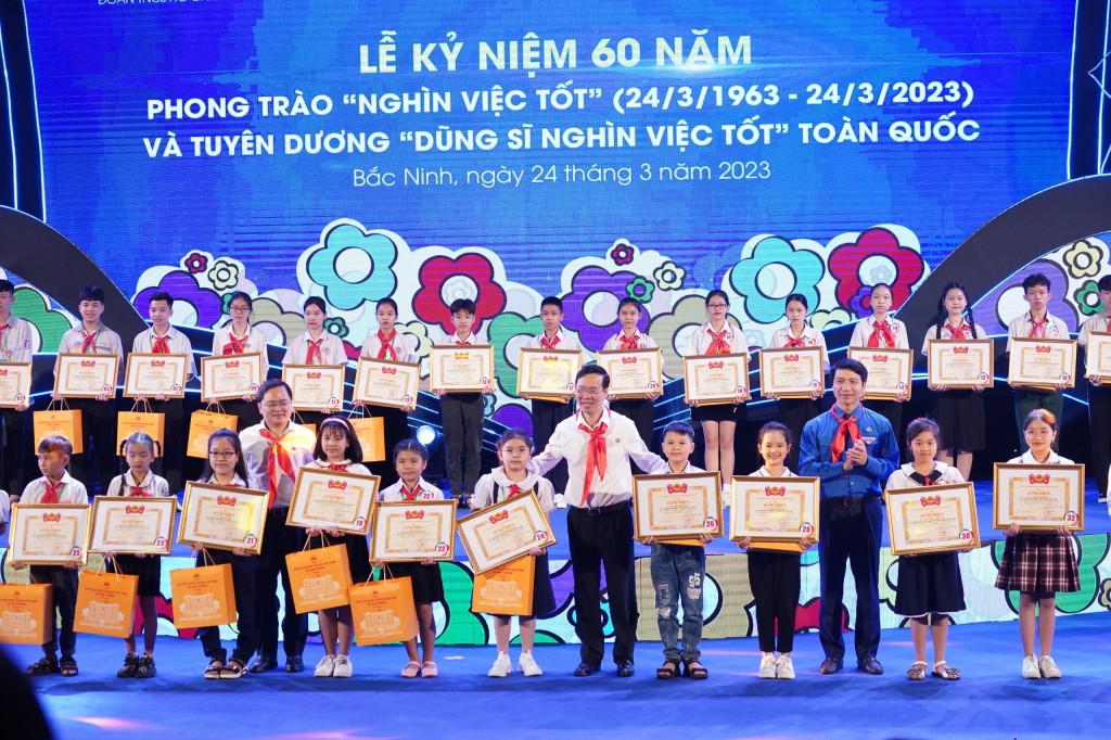 Gia Bảo (thứ 4 từ phải sang) được Chủ tịch nước Võ Văn Thưởng trao danh hiệu Dũng sĩ Nghìn việc tốt