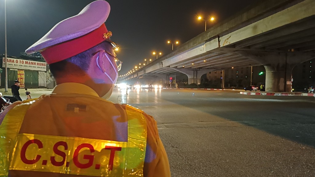Cán bộ Đội CSGT số 14 triển khai phương án kiểm soát xe quá tải trọng trên đường Nguyễn Xiển