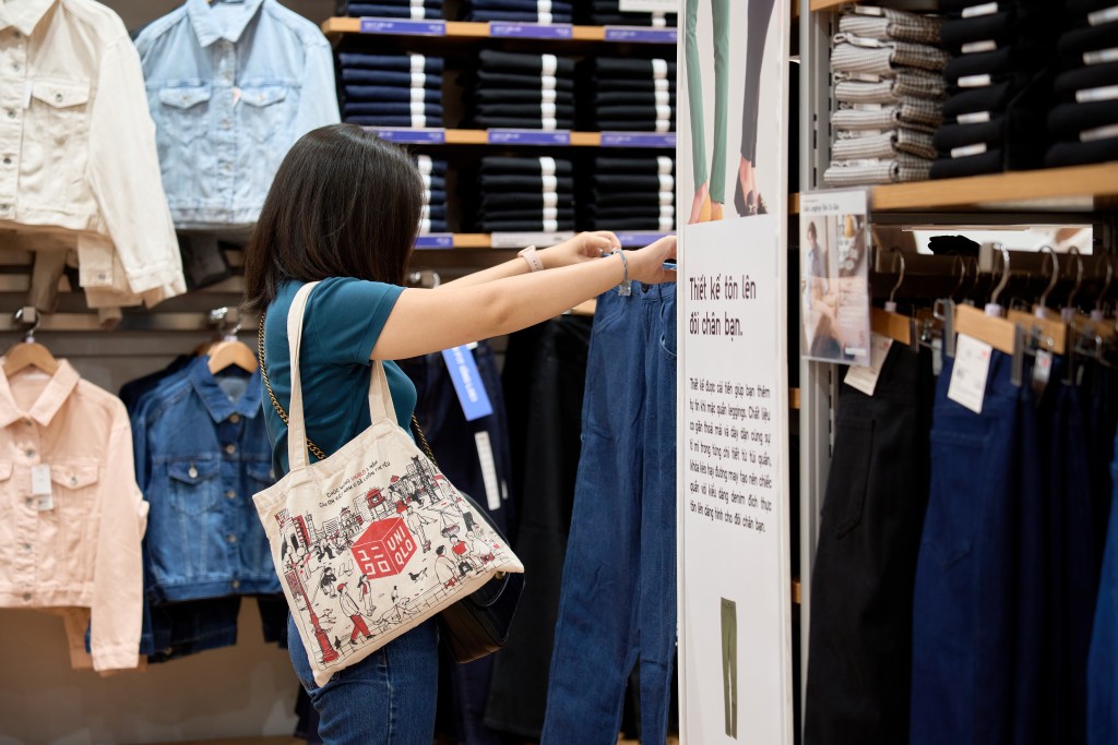 5 - Các khách hàng đầu tiên tham quan mua sắm tại cửa hàng mới UNIQLO Thiso Mall Sala(1) 5 - Các khách hàng đầu tiên tham quan mua sắm tại cửa hàng mới UNIQLO Thiso Mall Sala(1)