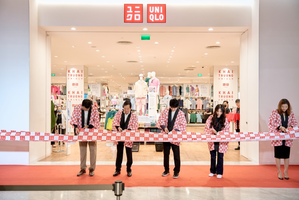 4 - Các đại diện cắt băng khánh thành, chính thức khai trương cửa hàng mới UNIQLO Thiso Mall Sala