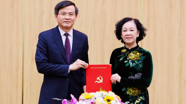 Bà Trương Thị Mai, Ủy viên Bộ Chính trị, Thường trực Ban Bí thư, Trưởng ban Tổ chức T.Ư, trao quyết định cho ông Đoàn Minh Huấn