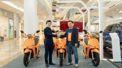 Ahamove mua 200 chiếc xe VinFast để triển khai dịch vụ cho thuê xe máy điện đầu tiên ở Việt Nam