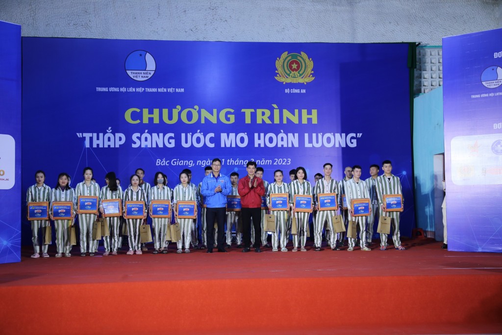 Trao quà tới các phạm nhân