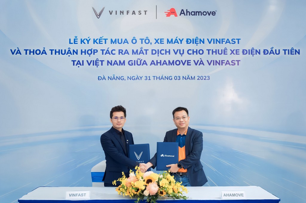 Ahamove mua200 chiếc xe VinFast để triển khai dịch vụ cho thuê xe máy điện đầu tiên ở Việt Nam
