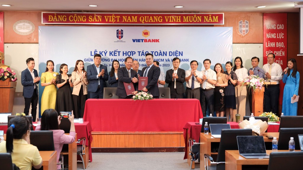 Ông Nguyễn Hữu Trung - Quyền Tổng Giám đốc Vietbank ký kết hợp tác toàn diện cùng Ông Nguyễn Đức Trung – Quyền Hiệu trưởng Đại học Ngân hàng TP. HCM