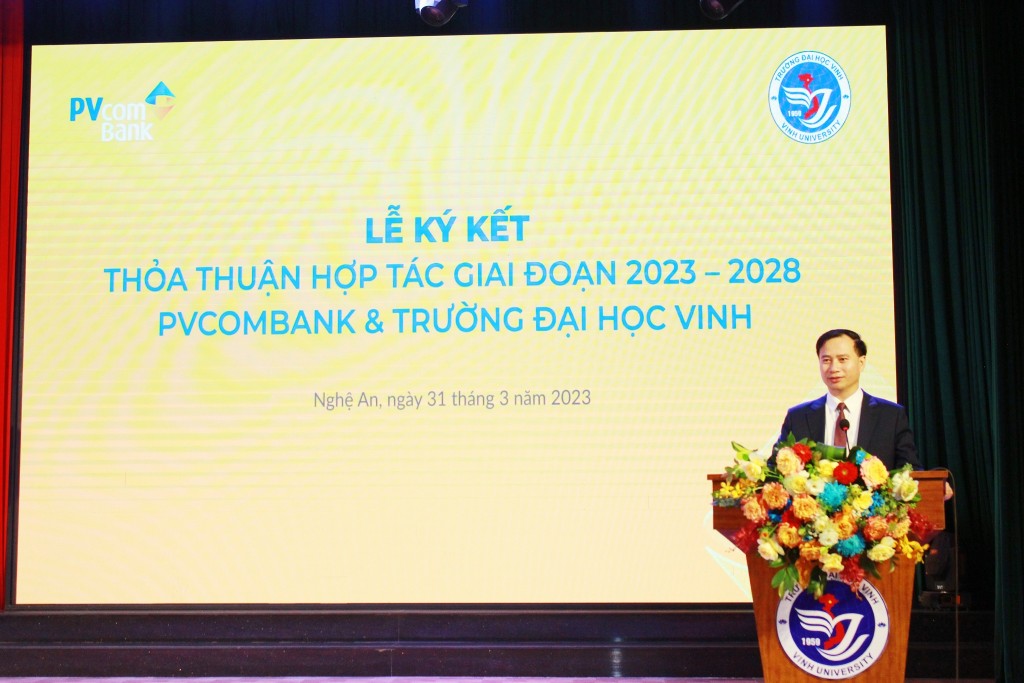 GS.TS Nguyễn Huy Bằng - Hiệu trưởng trường Đại học Vinh cảm ơn những đóng góp của PVcomBank