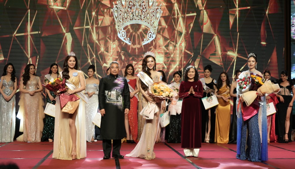 Giây phút đăng quang của các người đep Hoa hậu doanh nhân Đông Nam Á