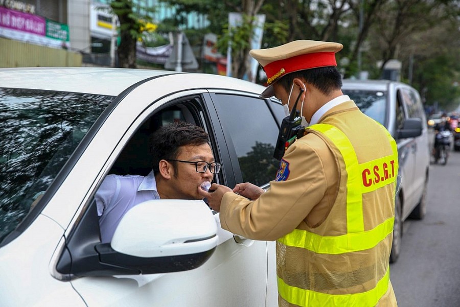 Cảnh sát giao thông được cung cấp trang thiết bị hiện đại khi làm nhiệm vụ