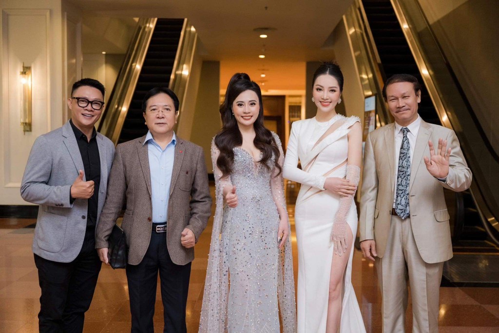 Từ trái qua: Tổng đạo diễn Trần Quang Minh, NSND Vương Duy Biên, Hoa hậu Phan Kim Oanh, Á hậu Thuỵ Vân và NSND Nguyễn Hải
