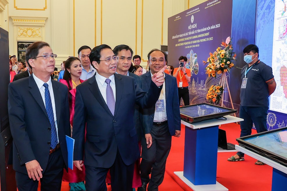Thủ tướng và các đại biểu thăm khu trưng bày thành tựu phát triển KT-XH tỉnh Khánh Hòa trong khuôn khổ Hội nghị - Ảnh: VGP/Nhật Bắc