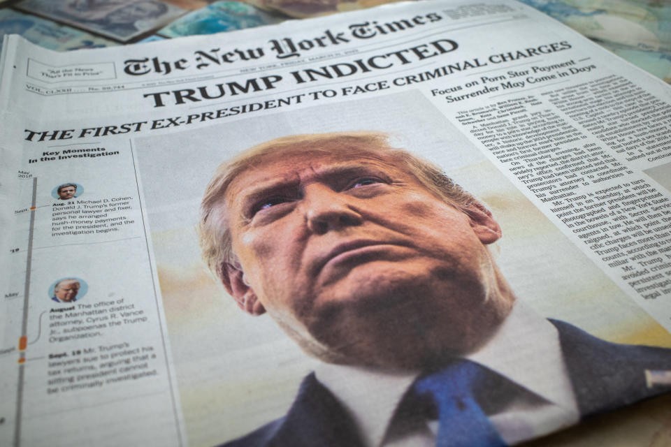 Tin ông Trump bị truy tố trên tờ New York Times ngày 30/3 (Ảnh: Reuters)