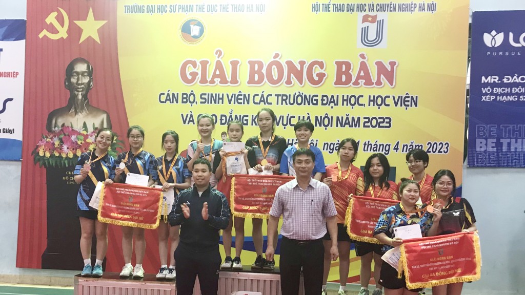 Các đội đạt thứ hạng cao nhận giải