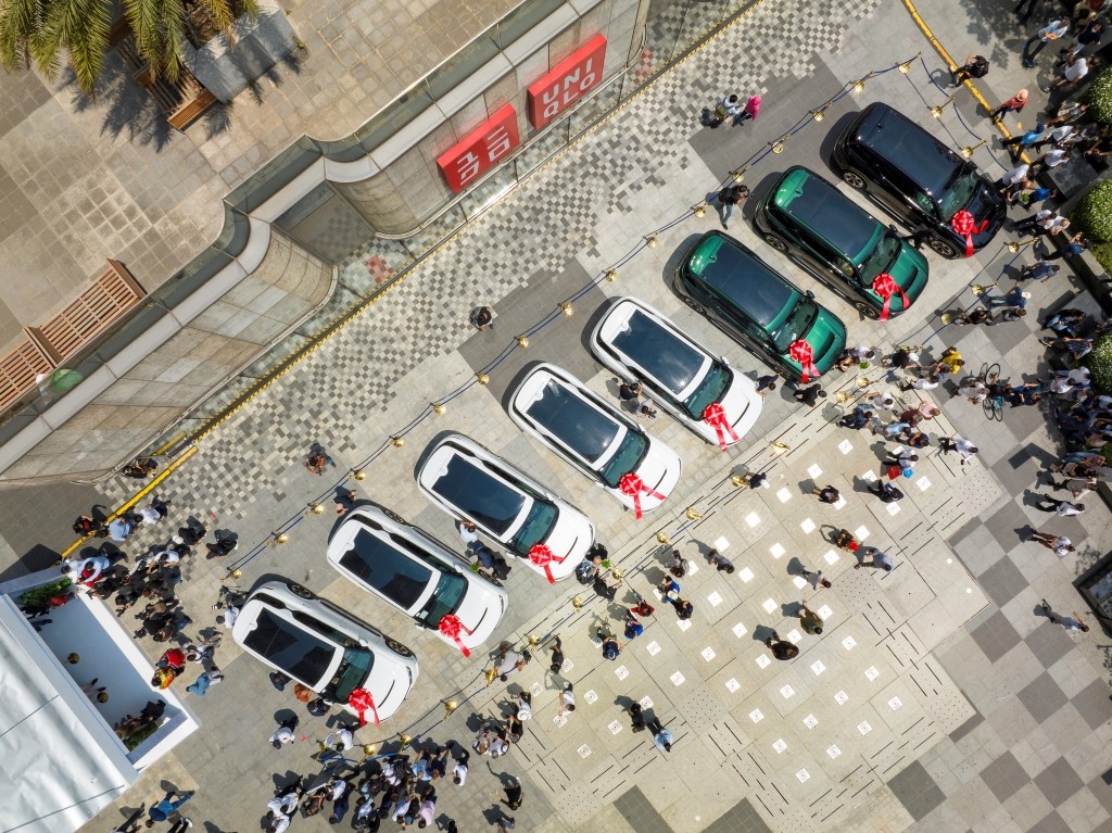 : Ngày 27/3, VinFast đã bàn giao 27 chiếc xe đầu tiên cho khách hàng ở 3 thành phố: Hà Nội, Đà Nẵng, TP HCM